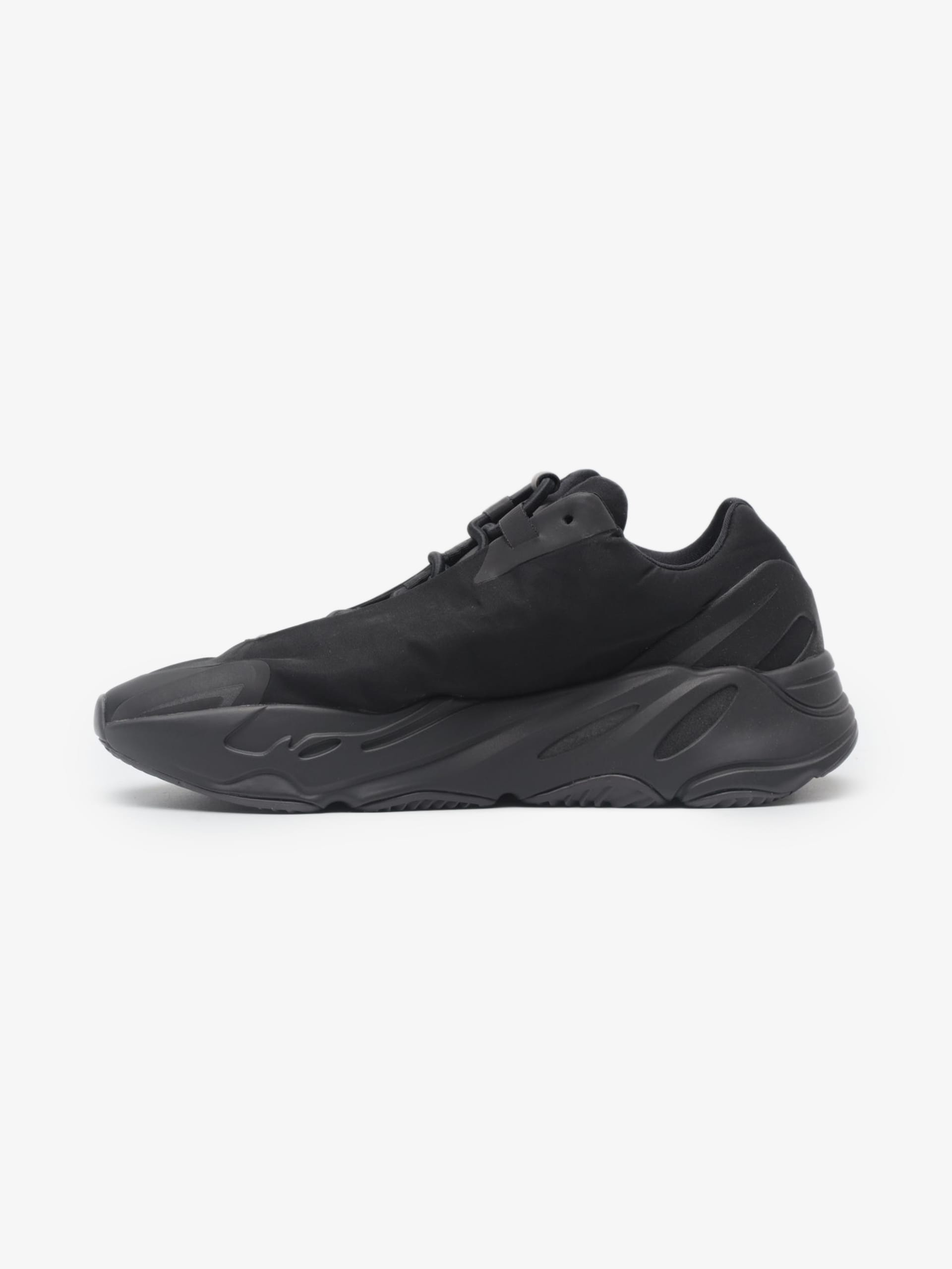 Black yeezy best sale 700 mnvn